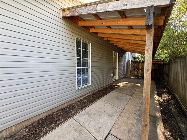 Building Photo - 854 Tamarack St