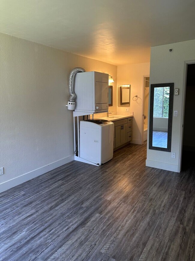 Building Photo - 1 Bedroom Condo - La Mesa