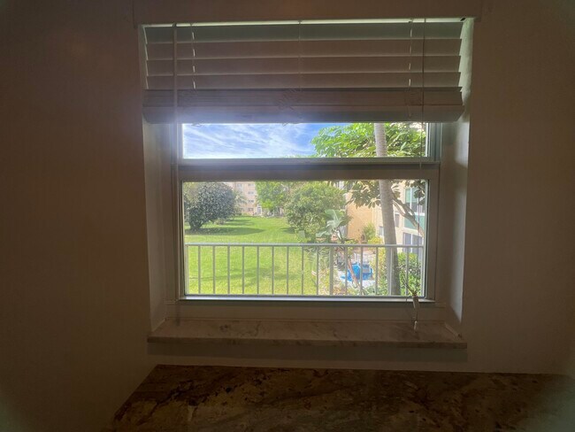 Building Photo - 2615 NE 3rd Ct