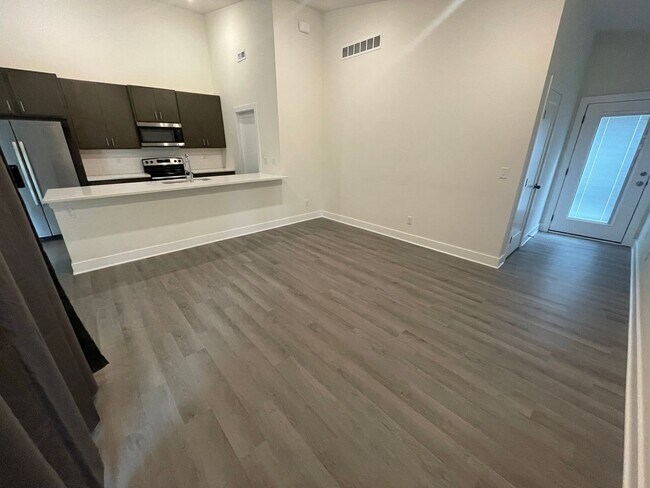 Building Photo - 11613/15 Harry