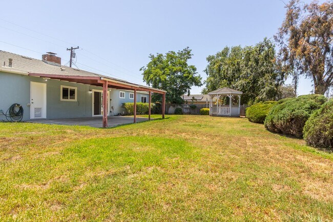 Building Photo - Refreshed Spacious 3 Bed/2 Bath Home in La Mesa!