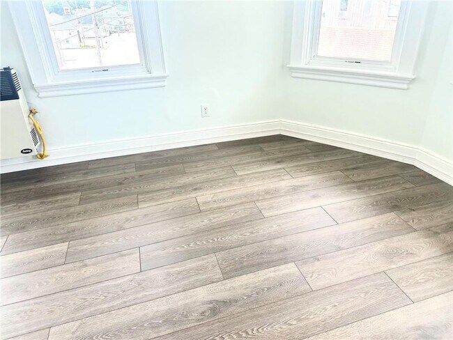 Building Photo - 804 Main St