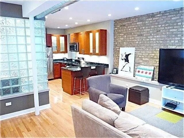 Primary Photo - 1636 W Beach Ave