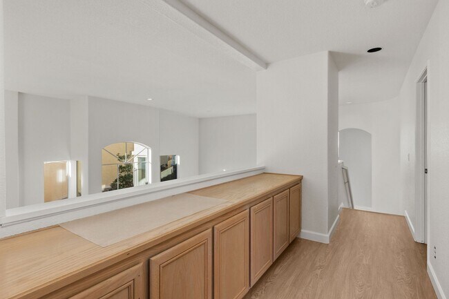 Building Photo - Spacious Vista Home