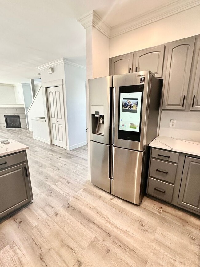 Building Photo - Modern 3 bedroom, 2.5 bathroom Townhome in Mapleleaf!