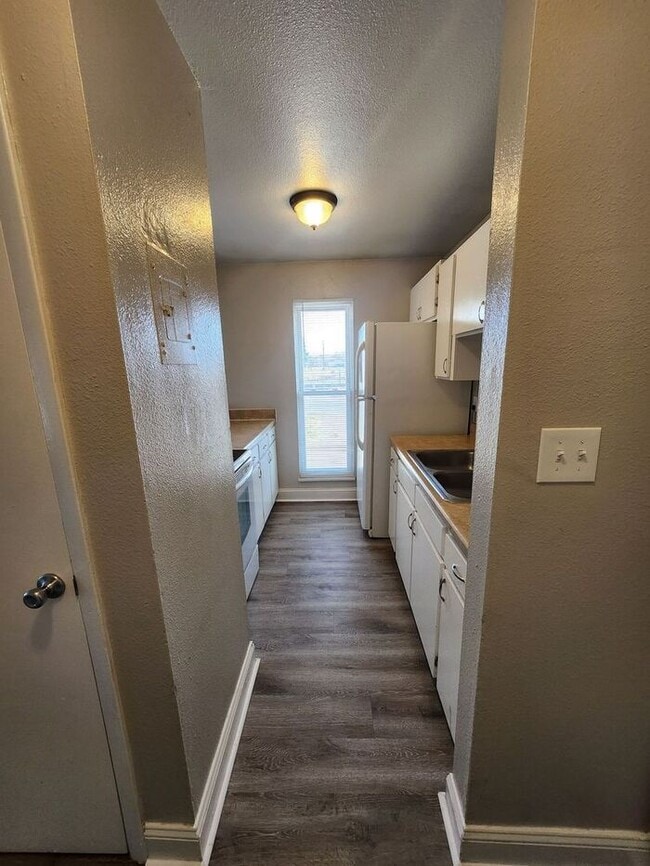 Building Photo - Updated 2-Bed, 1-Bath Apartment – On-Site Laundry | Move-In Special: Get 50% Off Your First Month...