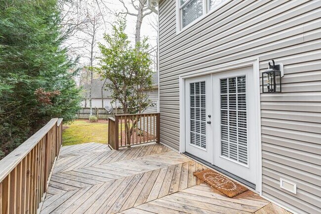 Building Photo - NW Large Updated Home! LR, DR, Den, FP, Ha...