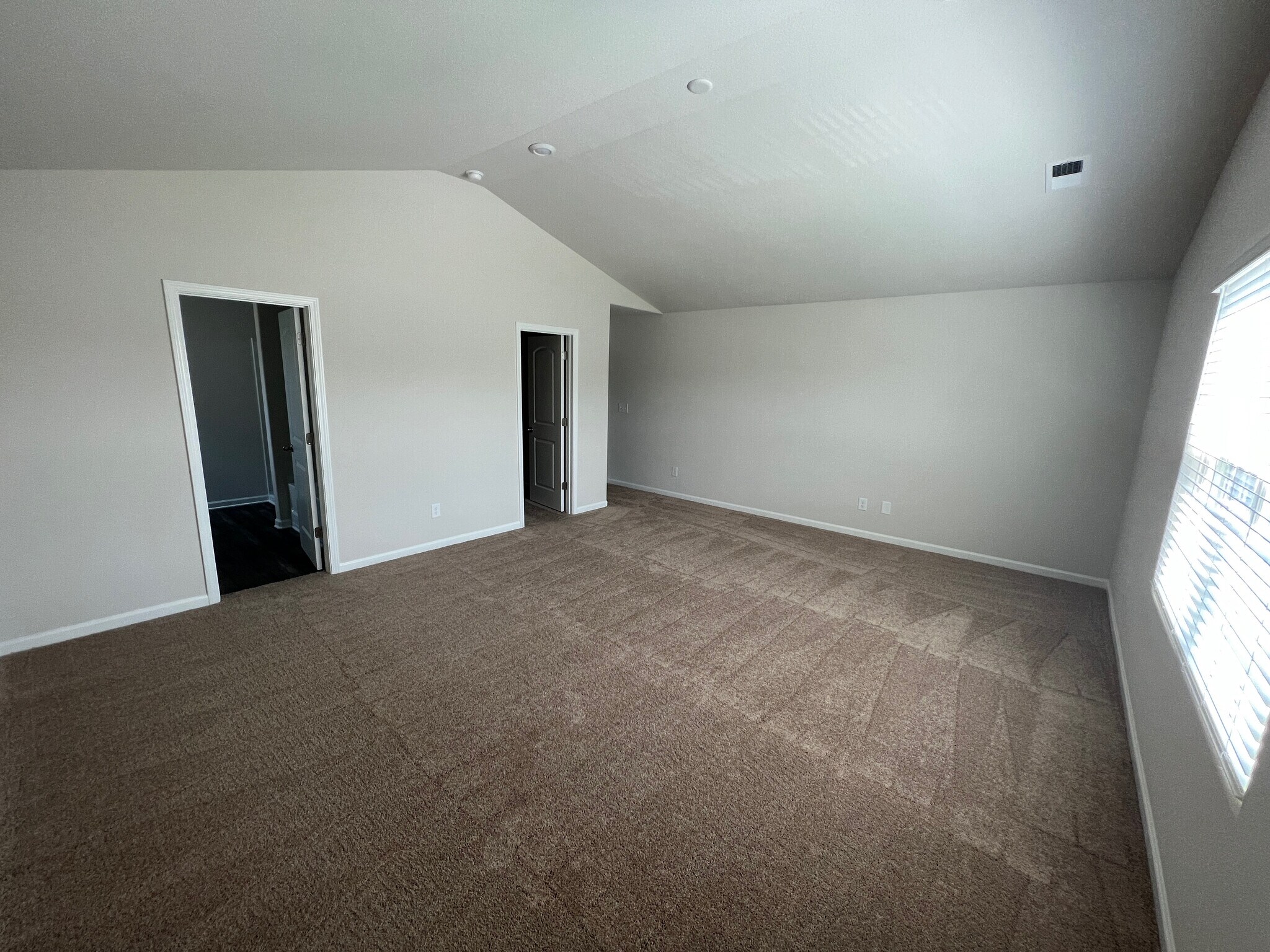 Building Photo - Room in House on Turning Lake Drive