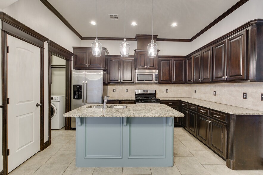 Kitchen Island - 19120 Summer Grove Ave