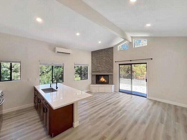Building Photo - Charming 2BD/2BA Home in North Park W/ W/D...