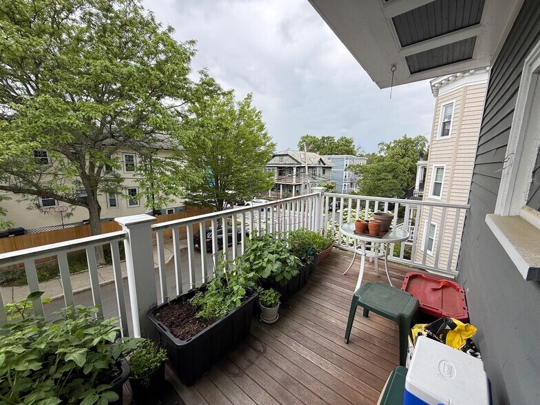 Building Photo - 13 Standish St