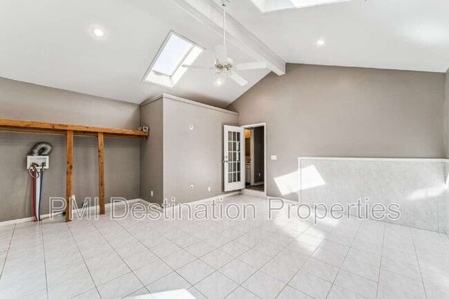 Building Photo - 525 NE Karapat Dr
