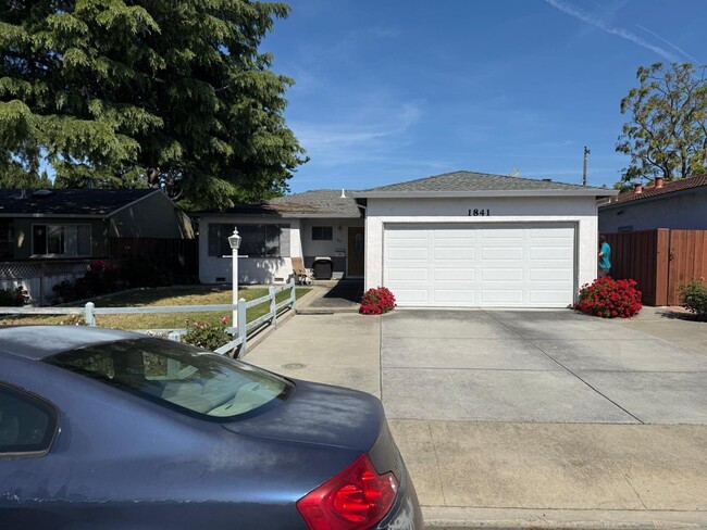 Building Photo - 1841 Briarwood Dr