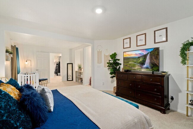 Building Photo - Beautiful 5 Bed Home in Raindance