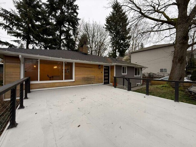 Building Photo - Stunning 4 Bed 3 Bathroom Home!