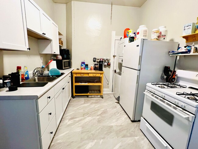 Building Photo - NEW KITCHEN & BATH REMODEL! Available Augu...