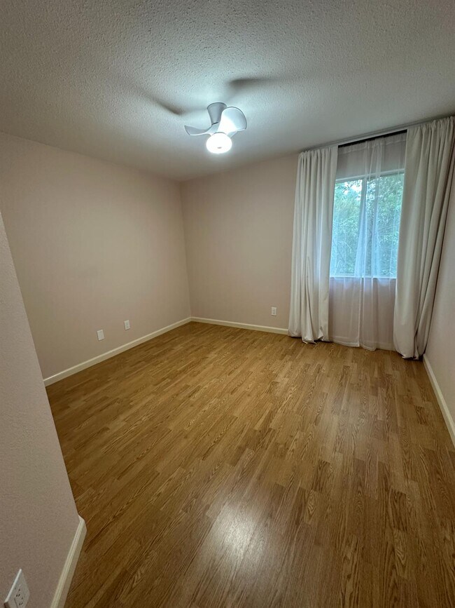 Building Photo - 813 E Mockingbird Ln