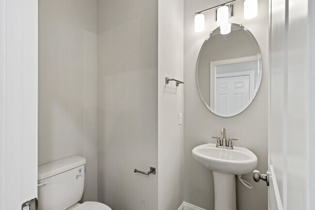 Building Photo - Spacious townhome with a wooded view! Spec...