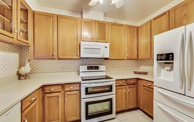 Building Photo - Stunning very spacious 2bedroom lovely Condo