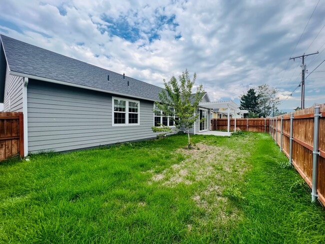 Building Photo - Newer Home - 3 Bedroom - 2 Bath - Hamilton