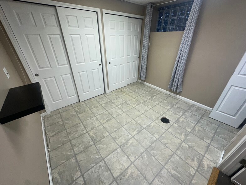 Basement Bonus Room with laundry - 9030 Old Bonhomme Rd