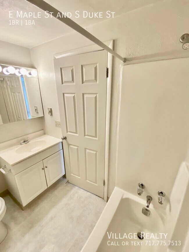 Building Photo - 501 E Maple St