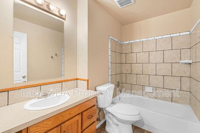 Building Photo - 906 N 2nd St