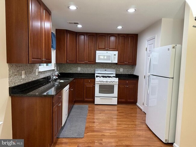 Building Photo - 8922 Royal Astor Way