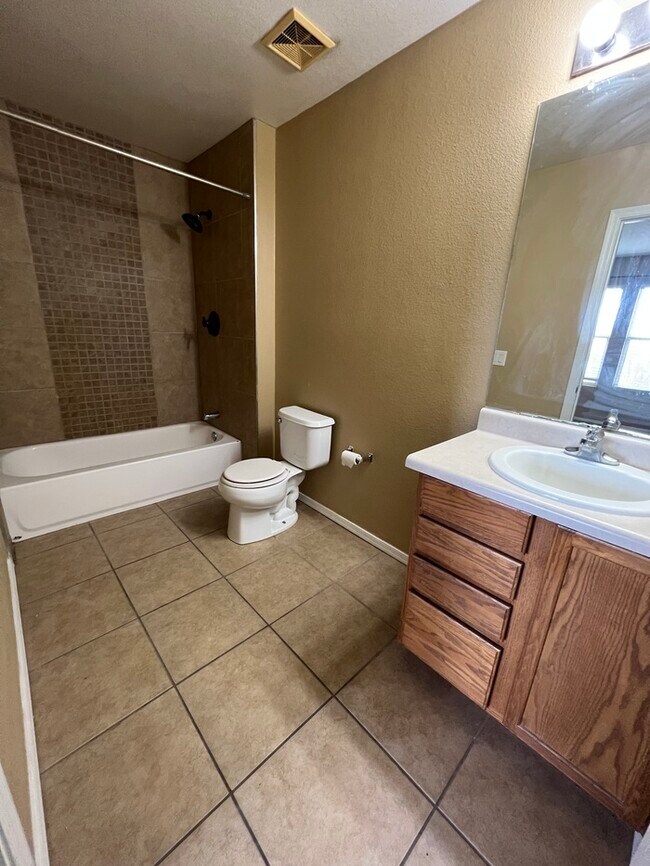 Building Photo - HOUSE FOR RENT