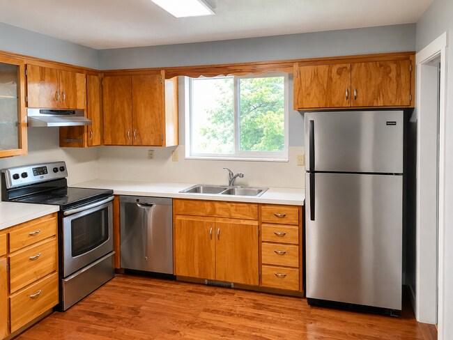 Building Photo - Spacious 5-Bedroom Home with Large Yard in Centerville!