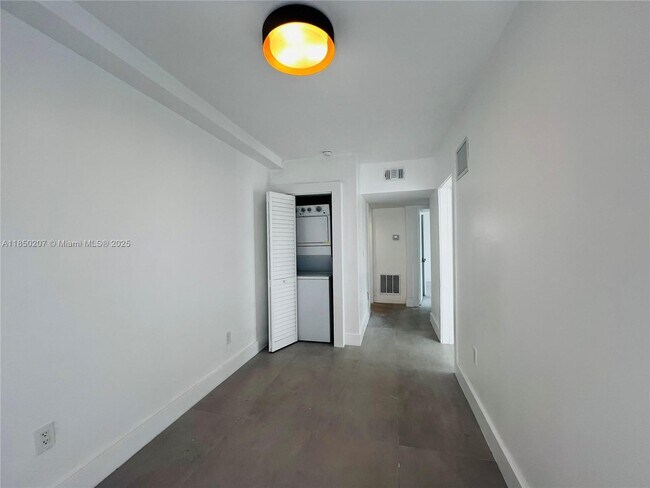 Building Photo - 2045 Calais Dr