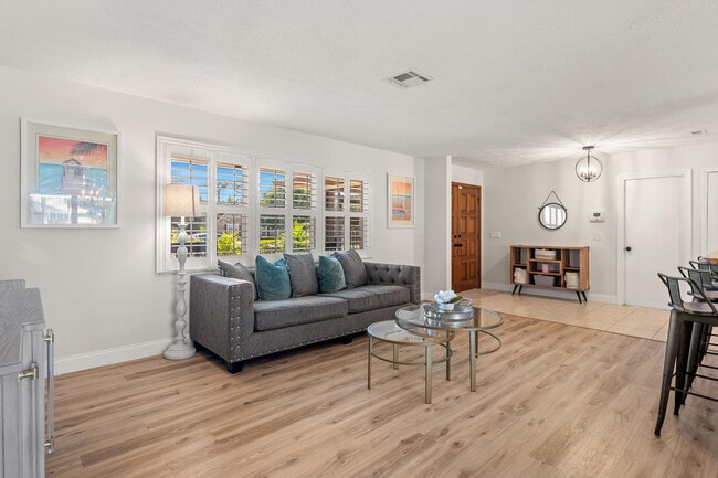 Building Photo - 762 SE River Ln