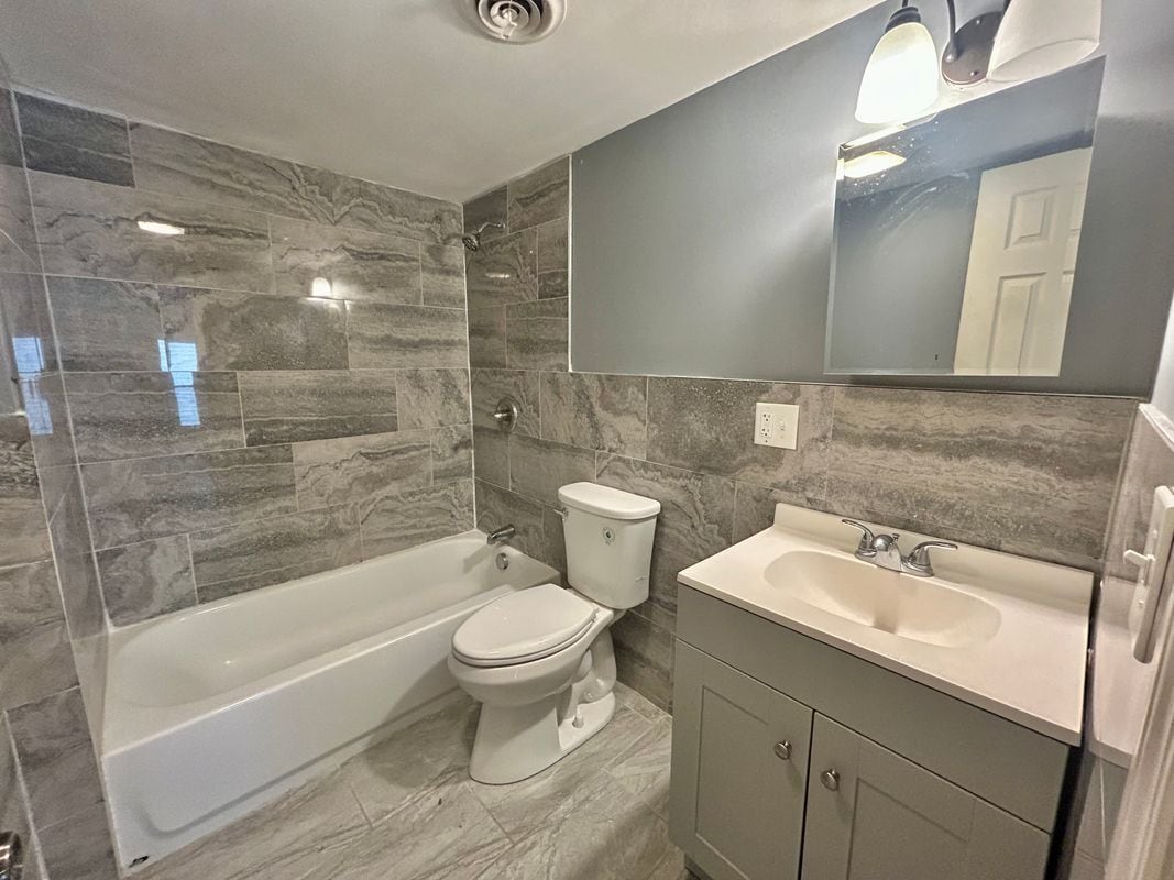 Building Photo - 553 Mumford St