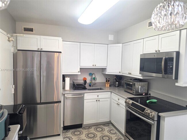 Building Photo - 5161 Collins Ave