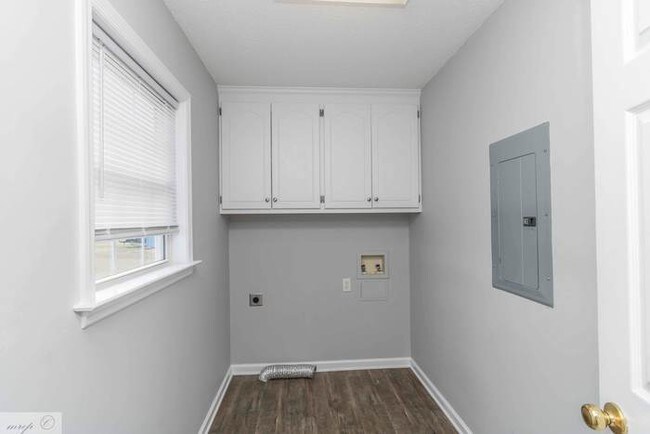 Building Photo - 104 Ellington Way