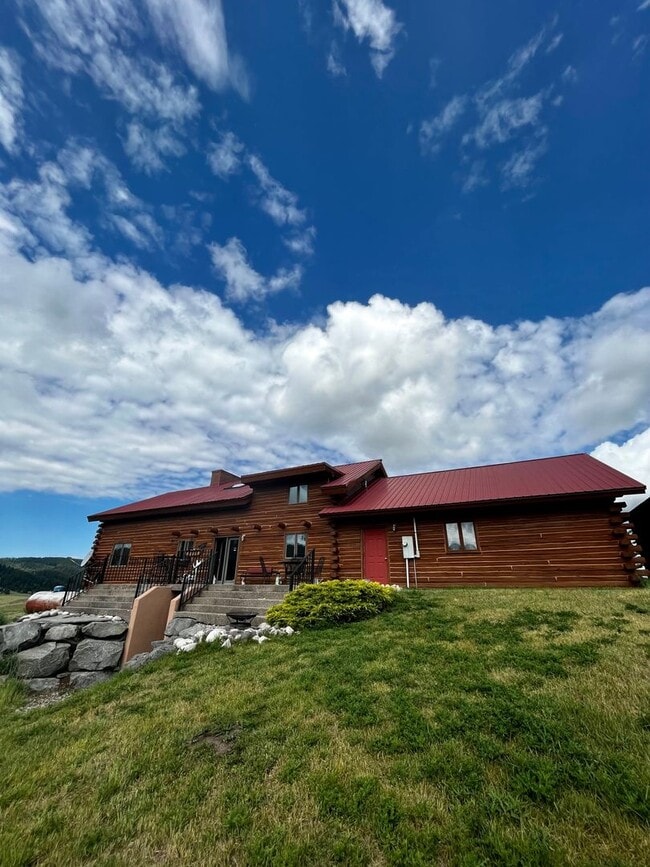 Building Photo - Fully Furnished Cabin Available - 10 Minut...