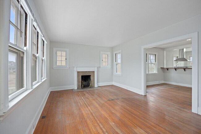 Building Photo - HYDE PARK - Move In Special! Gorgeous 3BR ...