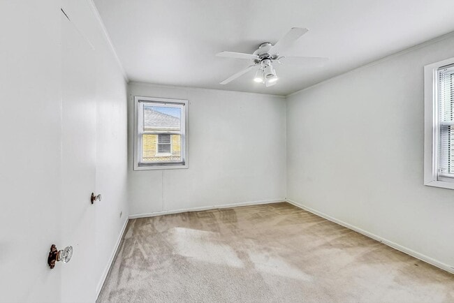 Building Photo - 733 E Rockland Rd