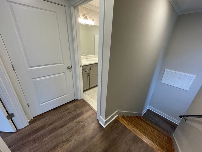Building Photo - 2BA / 2BA FOR RENT