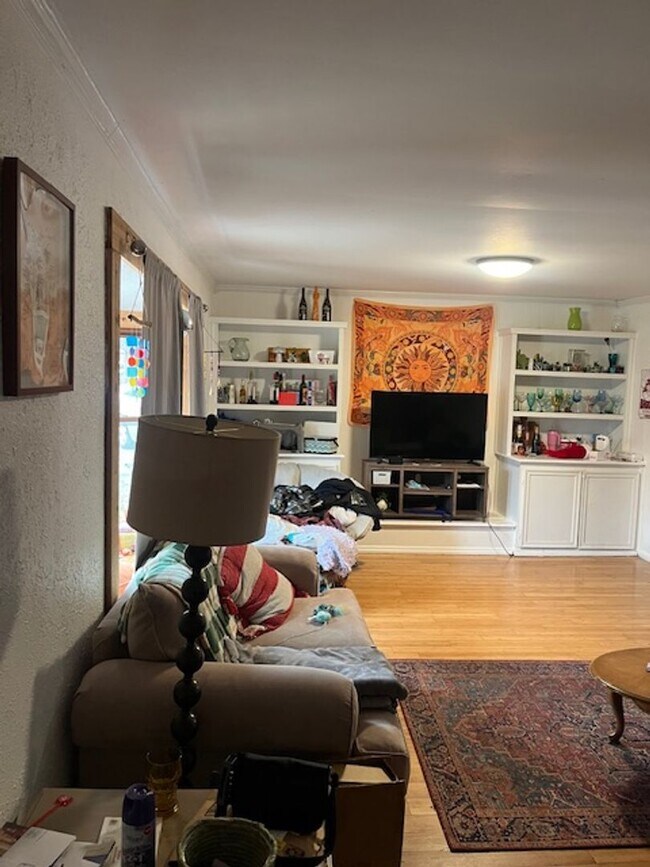 Building Photo - 5 bedroom, 3 bath home- Available August 2026!