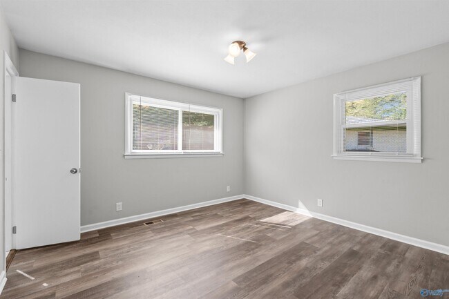 Building Photo - 1007 Heard Ct SE