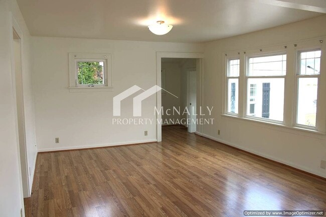 Building Photo - Bright 2 Bedroom 1 Bath Craftsman in Desir...