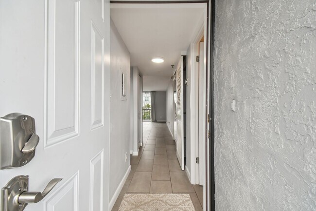 Building Photo - Charming 1 Bed, 2 Bath Condo in the Vibran...