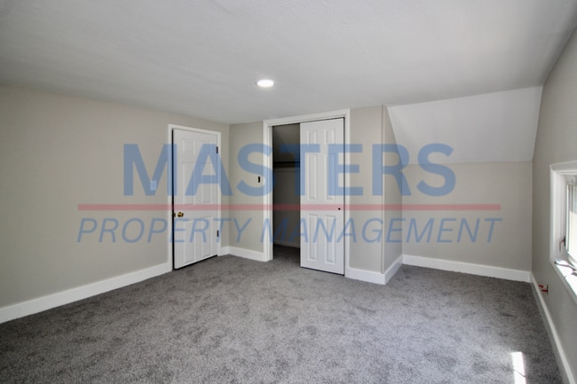 Building Photo - Three bedroom with 1 and a half bath tradi...
