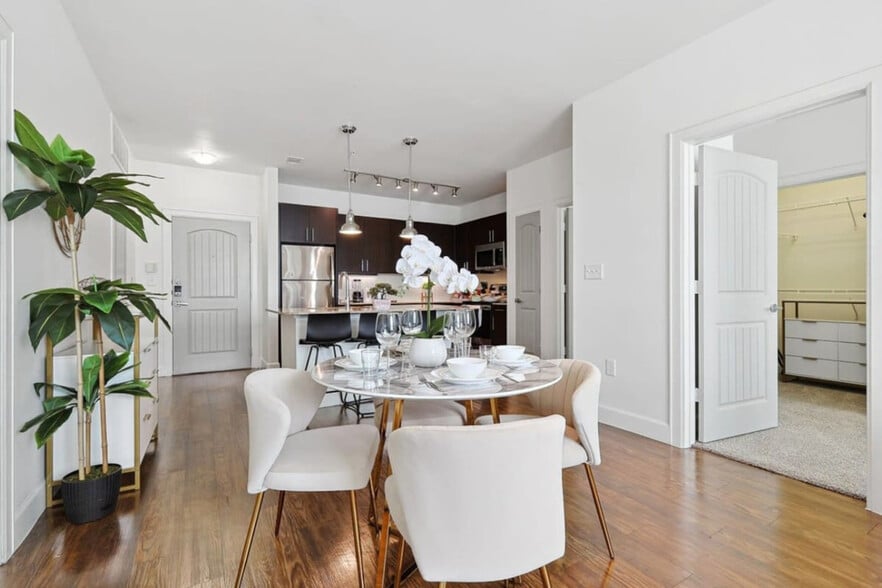 Building Photo - 5752 Town and Country Blvd