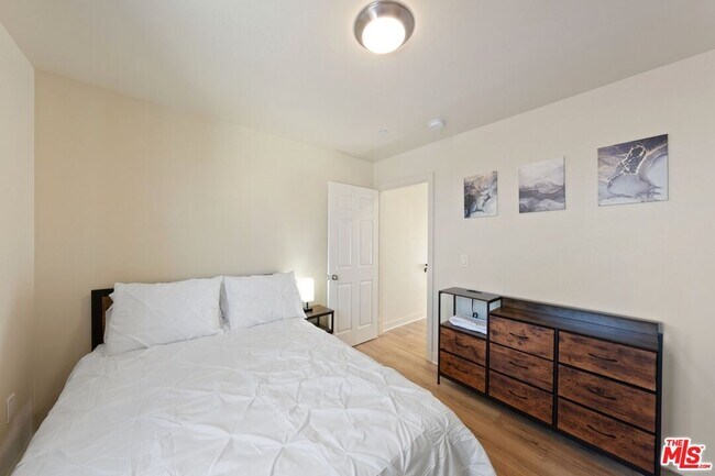 Building Photo - 5912 S Flower St