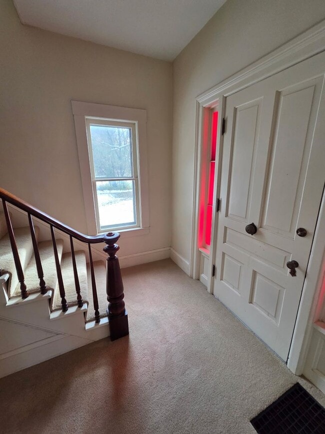 Building Photo - 4 Bed 2 Bath