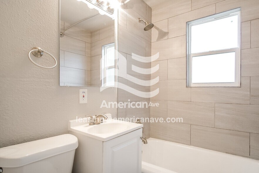 Building Photo - 9 E 49th Pl N