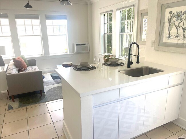 Building Photo - 1611 Michigan Ave