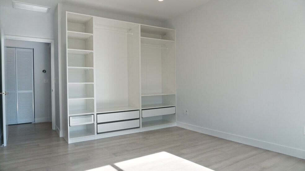 Building Photo - 6850 Encino Ave